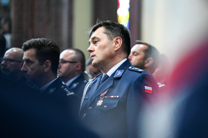kolorowe zdjęcie policjanta korpusu oficerów starszych