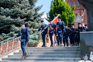 kolorowe zdjęcie przedstawiające policjantów kompani honorowej schodzących po schodach przed bazyliką