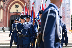 kolorowe zdjęcie przedstawiające policjantów kompani honorowej ze sztandarami