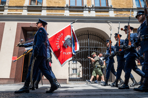 kolorowe zdjęcie policjantów kompani honorowej