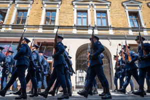 kolorowe zdjęcia policjantów kompani honorowej