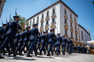 kolorowe zdjęcie maszerujących policjantów kompani honorowej