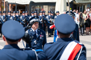 kolorowe zdjęcie Zastępcy Komendanta Głównego Policji nadinsp. Rafała Kochańczyka oddającego honor