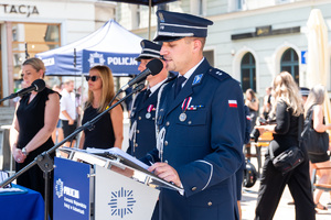 kolorowe zdjęcie przedstawiające policjanta za mównicą