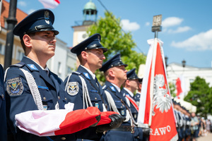kolorowe zdjęcie policjantów Kompani Honorowej Komendy Wojewódzkiej Policji w Katowicach trzymających flagę RP oraz sztandar