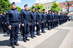 kolorowe zdjęcie policjantów stojących na placu