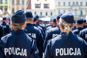 kolorowe zdjęcie policjantów, wykonane za plecami