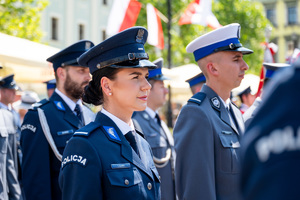 Kolorowe zdjęcie policjantów prewencji i ruchu drogowego
