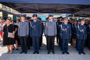 kolorowe zdjęcie policjantów korpusu oficerów i podoficerów policji