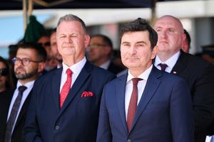 kolorowe zdjęcie mężczyzn ubranych w garnitury