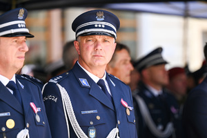 kolorowe zdjęcie policjanta korpusu oficerów starszych
