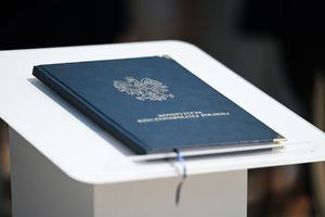 kolorowe zdjęcie przedstawiający Konstytucję RP znajdującą się na mównicy