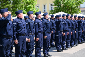 kolorowe zdjęcie policjantów stojących na baczność