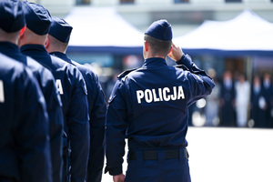 kolorowe zdjęcie policjanta oddającego honor