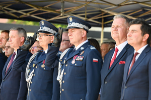 kolorowe zdjęcie przedstawiające gości honorowych podczas obchodów Święta Policji