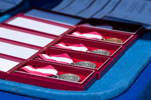 kolorowe zdjęcie szkatuł z medalami