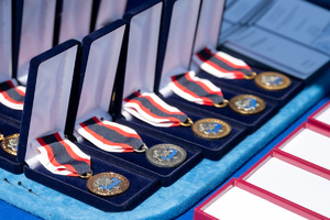 kolorowe zdjęcie szkatuł z medalami