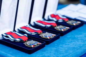 kolorowe zdjęcie szkatuł z medalami