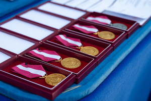 kolorowe zdjęcie szkatuł z medalami
