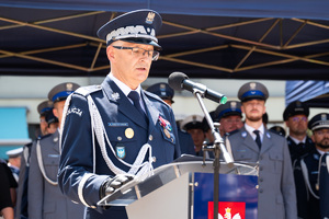kolorowe zdjęcie przedstawiające przemawiającego Komendanta Wojewódzkiego Policji w Katowicach nadinsp. Mariusza Krzystyniaka