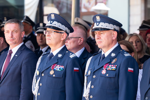 zdjęcie przedstawiające gości honorowych podczas obchodów Święta Policji