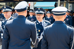 Generałowie Policji podchodzą do oficerów