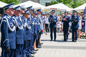 Kolorowe zdjęcie przedstawiające Generałów i Oficerów Policji