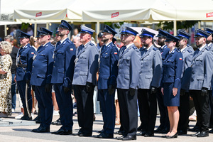Kolorowe zdjęcie przedstawiające stojących na baczność policjantów