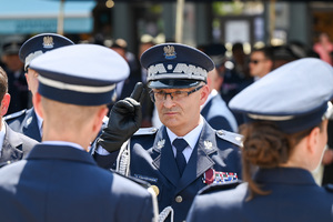 kolorowe zdjęcie przedstawiające Generała Wojewódzkiej Policji oddającego honor