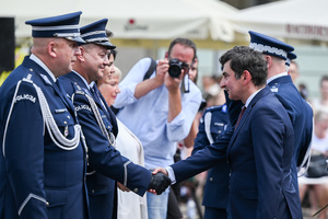 kolorowe zdjęcie przedstawiające gości honorowych obchodów Święta Policji