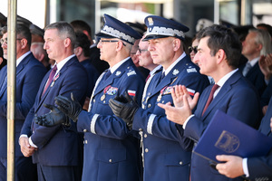 kolorowe zdjęcie przedstawiające Generałów Policji stojących wraz z gośćmi honorowymi obchodów Święta Policji