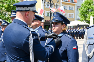kolorowe zdjęcie przedstawiające Generała Policji odznaczającego Policjantkę