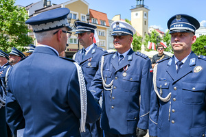 kolorowe zdjęcie przedstawiające Generała Policji stojącego naprzeciw Oficerów Policji