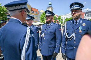 kolorowe zdjęcie przedstawiające Generała Policji stojącego naprzeciw Oficerów Policji