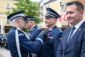 kolorowe zdjęcie przedstawiające Generała Wojewódzkiej Policji w Katowicach wręczającego odznaczenie