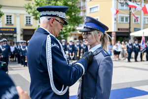 kolorowe zdjęcie przedstawiające Generała Wojewódzkiej Policji w Katowicach wręczającego odznaczenie
