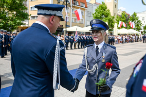 zdjęcie przedstawiające Generała Policji gratulującego policjantce