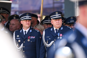 kolorowe zdjęcie przedstawiające gości honorowych obchodów Święta Policji