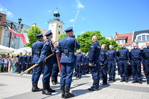 kolorowe zdjęcie przedstawiające policjantów ślubujących do sztandaru