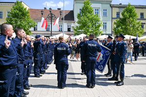 kolorowe zdjęcie przedstawiające policjantów ślubujących do sztandaru