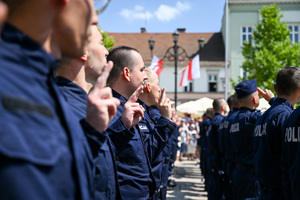 kolorowe zdjęcie przedstawiające policjantów podczas ślubowania