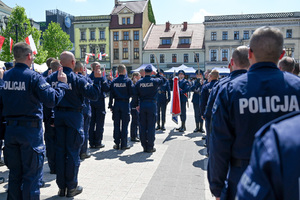 kolorowe zdjęcie przedstawiające policjantów podczas ślubowania