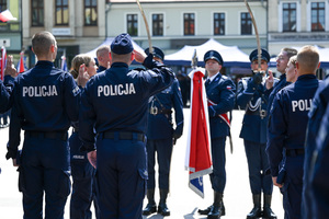 kolorowe zdjęcie przedstawiające policjantów podczas ślubowania