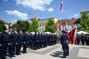 kolorowe zdjęcie przedstawiające policjantów podczas ślubowania