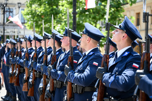 kolorowe zdjęcie przedstawiające policjantów Kompani Honorowej z karabinami