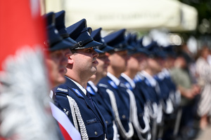 kolorowe zdjęcie przedstawiające policjantów stojących w szeregu