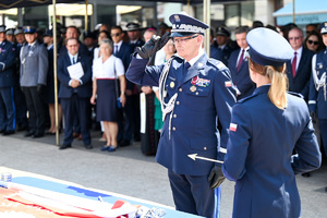 kolorowe zdjęcie Generała Policji oddającego honor