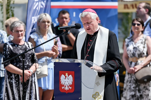 kolorowe zdjęcie przedstawiające duchownego podczas przemówienia