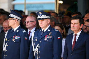 kolorowe zdjęcie przedstawiające Generałów Policji wraz z gośćmi honorowymi obchodów Święta Policji