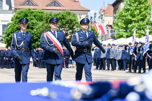 kolorowe zdjęcie przedstawiające maszerujących policjantów